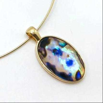 Gargantilla de alambre con colgante de concha ovalada Abulón chapado en oro