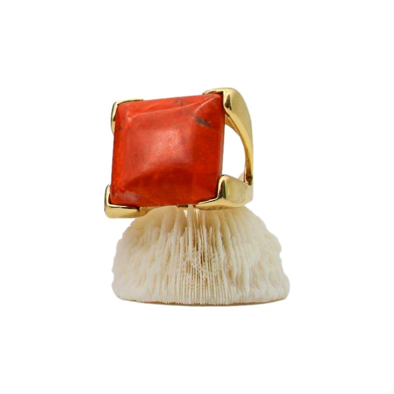 Anello con gemma quadrata grande