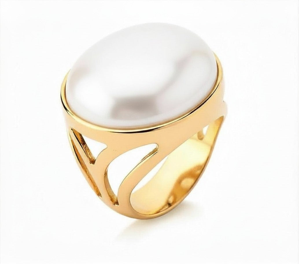Mother of Pearl Circle Raised Ring