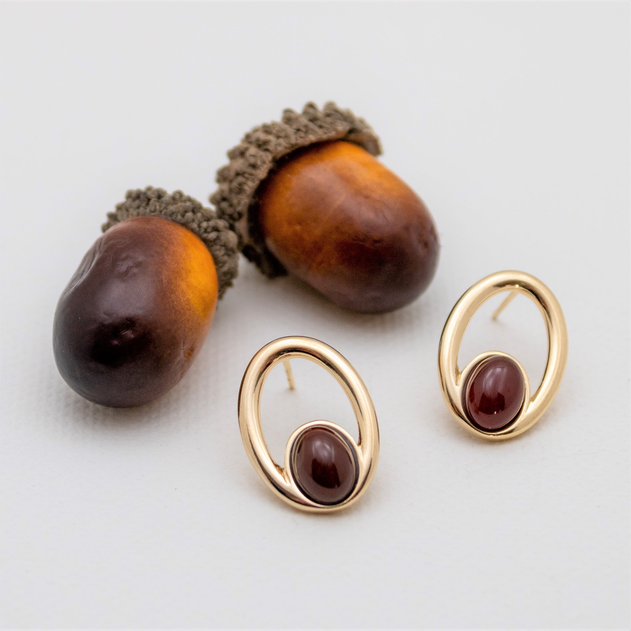 Oval Frame and Gemstone Earring 18K GOLD PLATED RED AGATE